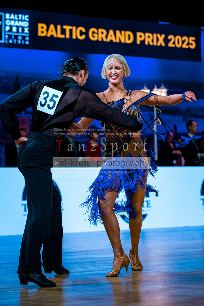 20251213_Baltic-GP_2392-2 | Tanzsportbilder, Standardtanz, Lateintanz, WDSF, DTV, LTVB, dancecomp, goc, hessen tanzt, blaues band der spree, walzer, tango, wiener walzer, slowfox, quickstepp, samba, rumba, cha-cha-cha, paso doble. jive, hd-kroft photography, turniertanzsport