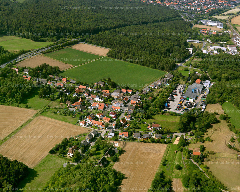 2638766 | ENGERODE 23.08.2006 Landwirtschaftliche Nutzflächen und Feldgrenzen  umsäumen das Siedlungsgebiet des Dorfes in Engerode im Bundesland Niedersachsen, Deutschland // Agricultural land and field boundaries surround the settlement area of the village  in Engerode in the state Lower Saxony, Germany Foto: Gerhard Launer