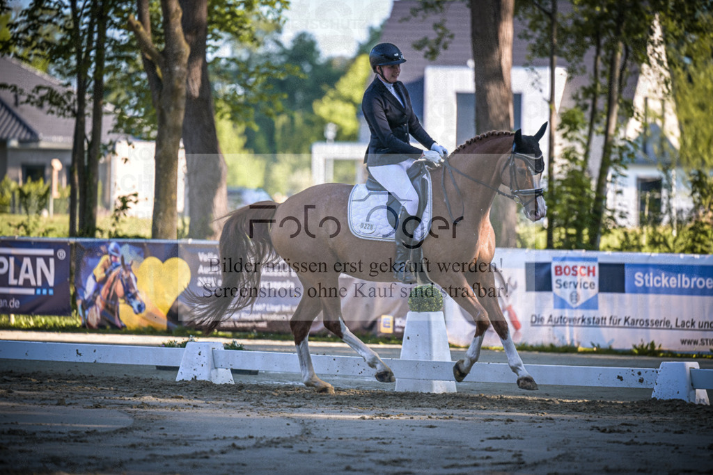 DOS_3994 | Entdecke hochwertige Reitturnierfotos von Foto Oger. Professionell, emotional und authentisch – jetzt Lieblingsmomente im Shop bestellen.Deutschlandweite Turnierfotografie. - Realisiert mit Pictrs.com