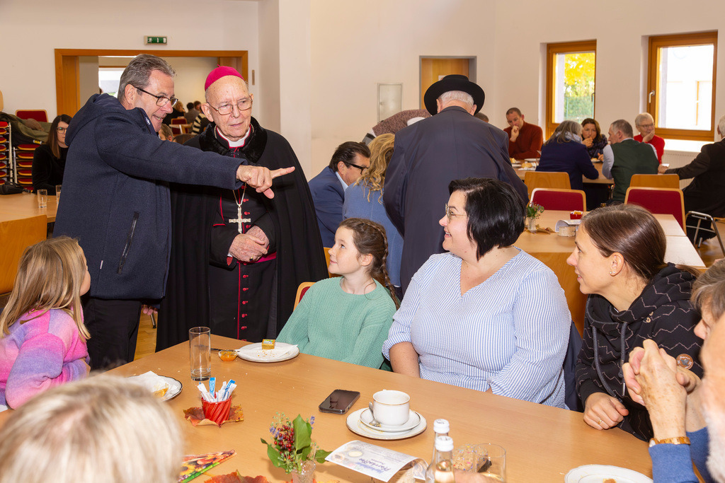 Festmesse-133 | Fotodoku der Festmesse anläßlich der Seligsprechung von Maria Theresia LEDOCHOWSKA 1975, zelebriert von Altbischof DDr. Klaus Küng und Pfarrer Mag. Zenon PAJAK in der Pfarrkirche Loosdorf. 