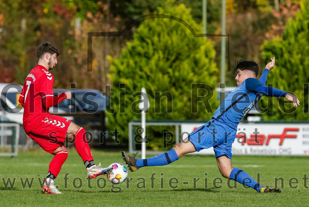 2023-11-04_092_FC_Langengeisling_gegen_VfL_Waldkraiburg | Erding, Deutschland, 04.11.2023:
Fußball, Bezirksliga Oberbayern Ost 2023 / 2024, 16. Spieltag, FC Langengeisling gegen VfL Waldkraiburg, Endergebnis: 2:0

Sandro Diakourakis (VfL Waldkraiburg, #7), Maximilian Maier (FC Langengeisling, #10)

Foto: Christian Riedel / fotografie-riedel.net