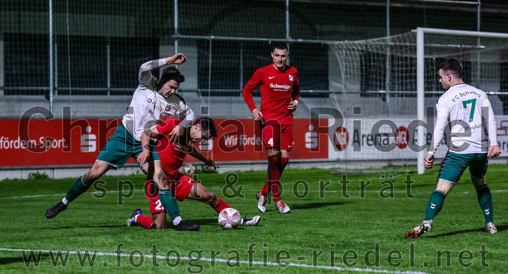 2024-03-28_119_FC_Schwaig_gegen_VfB_Forstinning | Oberding, Deutschland, 28.03.2024:
Fußball, Landesliga Südost 2023 / 2024, 27. Spieltag, FC Schwaig gegen VfB Forstinning, Endergebnis: 2:1

Raffael Ascher (FC Schwaig, #9), Luka Radulovic (VfB Forstinning, #21), Mathias Hirt (VfB Forstinning, #4), Tobias Paulus (FC Schwaig, #7)

Foto: Christian Riedel / fotografie-riedel.net