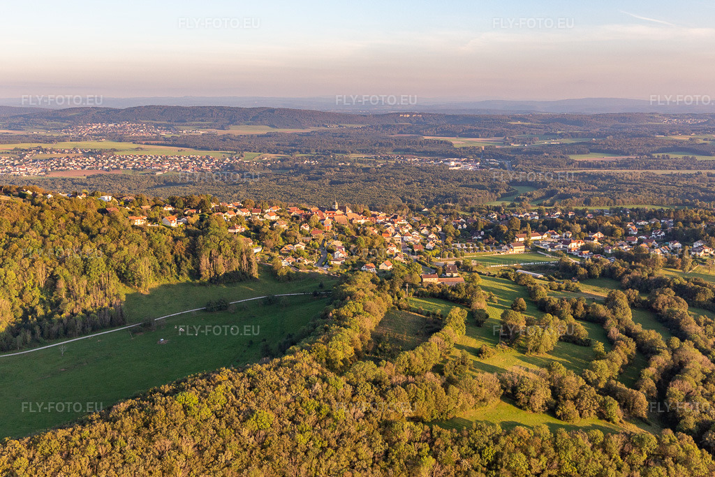 Vue aérienne: Vue de la ville à Montfaucon dans le département Doubs, France. Photo: IMG_129652.jpg prise le 23/09/2021 par Werner Riehm/FLY-FOTO.eu – Résolution de l'original: 5175 x 3450 px
