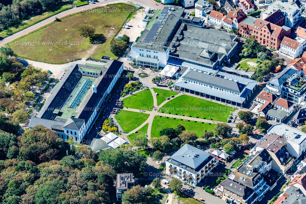 Norderney_Badehaus_Am_Kurplatz_ELS_7081050923 | NORDERNEY 05.09.2023 Schwimmbad Gebäude " Badehaus " am Kurpark in Norderney im Bundesland Niedersachsen, Deutschland. // Swimming pool building "Badehaus" at the Kurpark in Norderney in the state Lower Saxony, Germany. Foto: Martin Elsen
