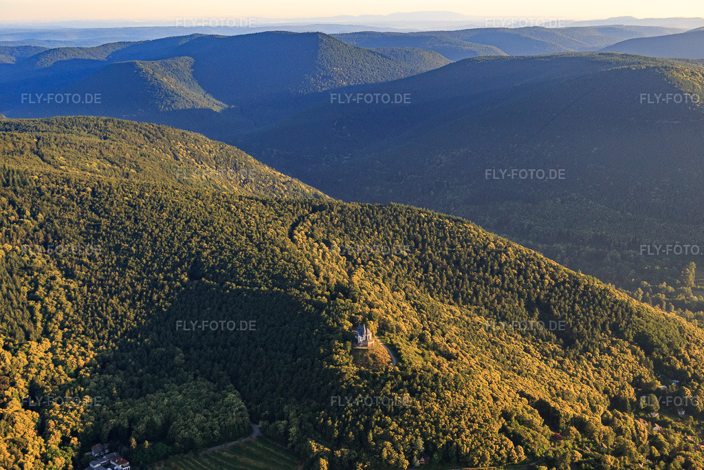 Luftbild: St.-Anna-Kapelle in Burrweiler im Bundesland Rheinland-Pfalz in Deutschland. Foto: IMG_091617.jpg vom 10.07.2016 durch Werner Riehm/FLY-FOTO.de