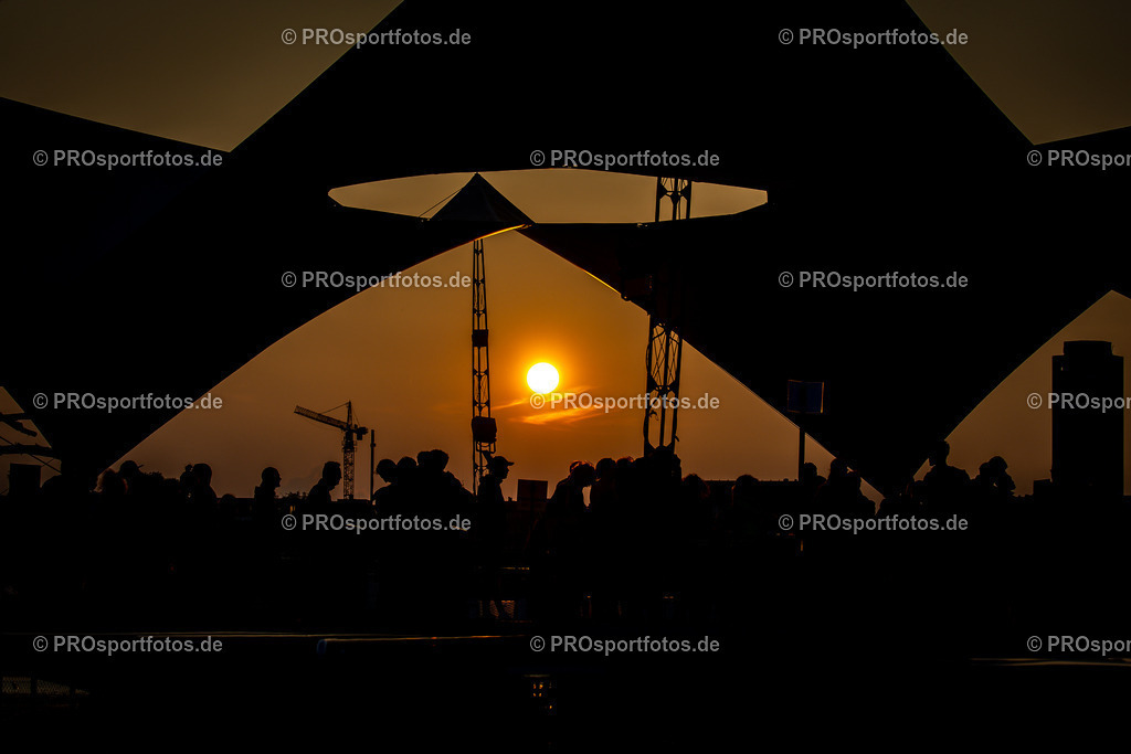 21. ASV Nachtlauf; Koeln, 08.05.24 | Impressionen vom 21. ASV Nachtlauf am 08.05.24 am Tanzbrunnen in Koeln. Foto: BEAUTIFUL SPORTS/Axel Kohring