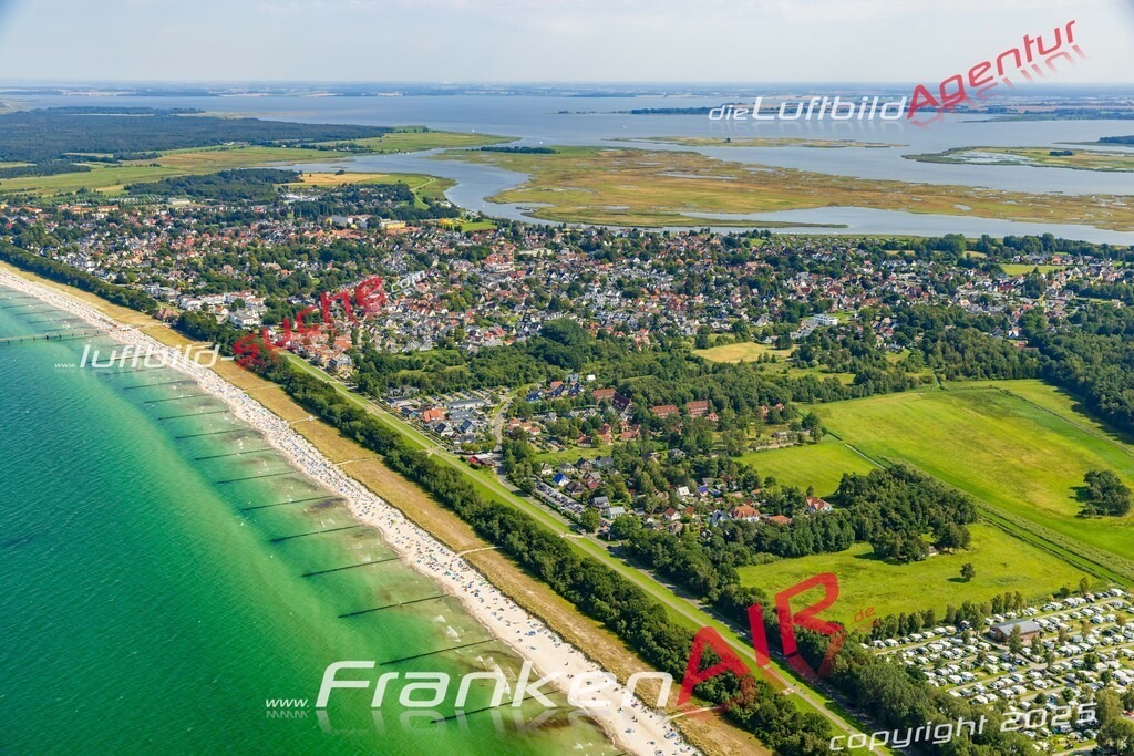 Luftaufnahme der Stadt Zingst - Die Luftaufnahme wurde 2025 vom UL-Flugzeug heraus erstellt ( keine Drohne ) - Hochauflösende Luftaufnahme - für professionelle Ausdrucke geeignet. Die Geschenkidee !Hier alle&nbsp;Infos zur Lizenzierung der LuftaufnahmeWir fliegen auch dieses Jahr wieder in Ihre Region um Luftbilder zu erstellen.- Luftbild anfragen