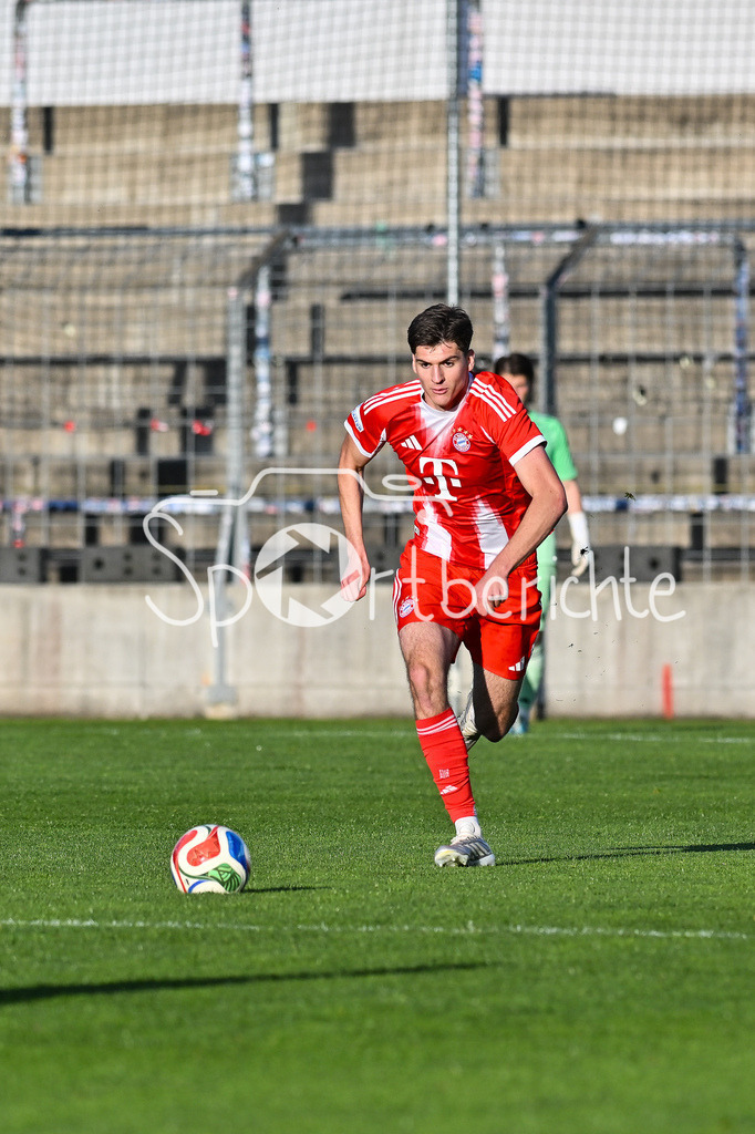 FC Bayern Amateure - TSV Aubstadt | MÜNCHEN, GERMANY - 24. APRIL: am Ball Ljubo PULJIC (FC Bayern München II 24)  / Einzelfoto / Freisteller während dem Match zwischen den Amateuren des FC Bayern und dem TSV Aubstadt am 31. Spieltag der Regionalliga Bayern im Grünwalder Stadion