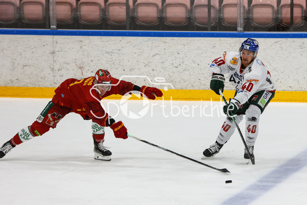 SC Langnau Tigers - Augsburger Panther | Oskar LAPINSKIS (SCL #13) im Duell mit Tim SCHUELE (AEV #40)
