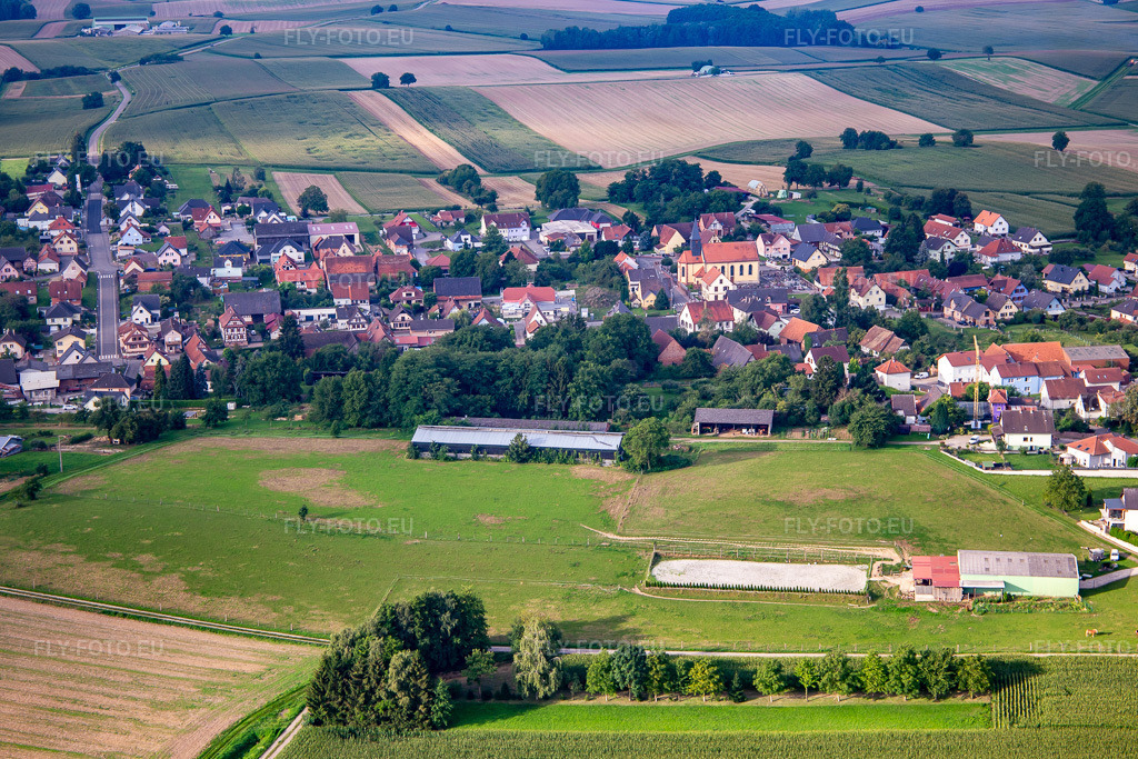 Vue aérienne: Vue de la ville depuis le nord à Oberlauterbach dans le département Bas Rhin, France. Photo: IMG_137730.jpg prise le 12/08/2023 par Werner Riehm/FLY-FOTO.eu – Résolution de l'original: 5248 x 3499 px