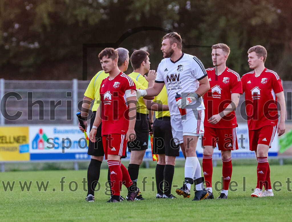 2023-08-22_002_FC_Finsing_gegen_SC_Moosen-Vils | Finsing, Deutschland, 22.08.2023:
Fußball, Kreisliga 2023 / 2024, 5. Spieltag, FC Finsing gegen SC Moosen/Vils, Endergebnis: 5:0

Leonhard Hölzl (FC Finsing, #5), Torwart Daniel Schröder (FC Finsing, #1)

Foto: Christian Riedel / fotografie-riedel.net