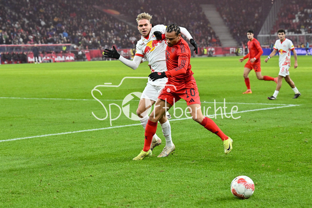 RB Salzburg - FC Bayern München | Im Duell Leandro MORGALLA (RB Salzburg 39) und Leroy SANE (FC Bayern Muenchen 10) / Zweikampf / Testspiel: RB Salzburg - FC Bayern Muenchen, Red Bull Arena am 06.01.2025