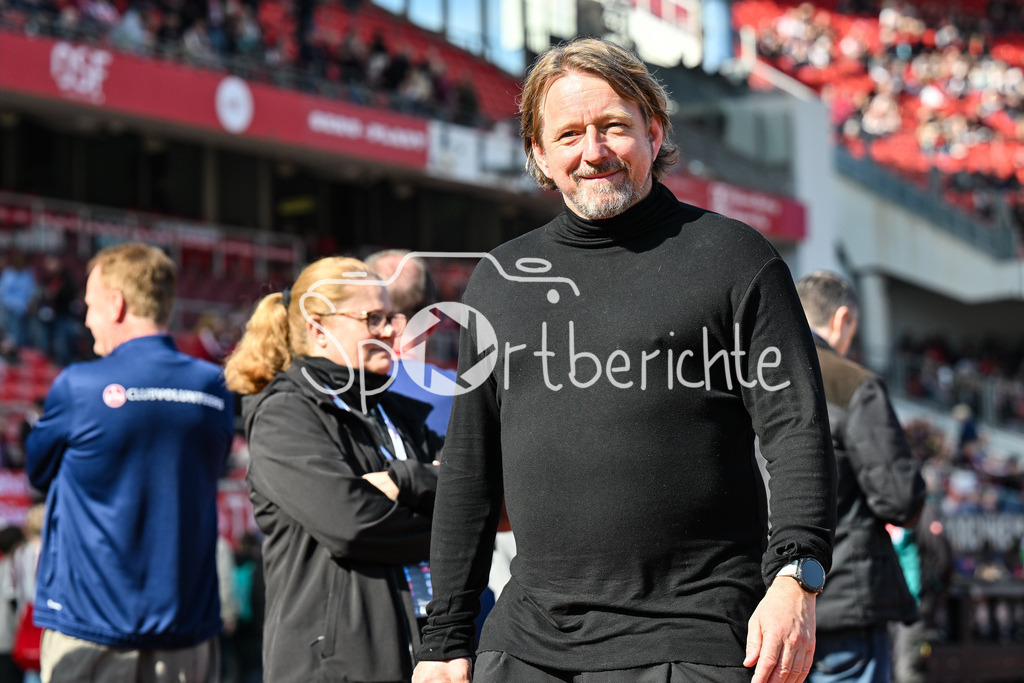 1. FC Nürnberg - Fortuna Düsseldorf | NUREMBERG, GERMANY - 07. MARCH:  im Bild Sven MISLINTAT Sportvorstand Fortuna Düsseldorf / Einzelfoto / Freisteller während dem Match zwischen dem 1. FC Nürnberg und Fortuna Düsseldorf am 25. Spieltag der 2. Bundesliga im Max Morlock Stadion / DFL REGULATIONS PROHIBIT ANY USE OF PHOTOGRAPHS AS IMAGE SEQUENCES AND/OR QUASI-VIDEO