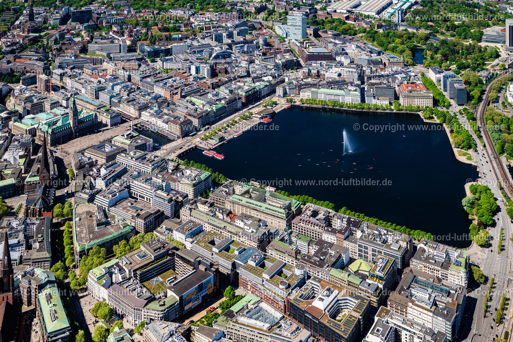 Hamburg_Alster_Fontäne_ELS_4680010525 | HAMBURG 01.05.2025 Altstadtbereich und Innenstadtzentrum mit Binnenalster und Außenalster in Hamburg, Deutschland. // Old town area and inner city center with Binnenalster and Aussenalster in Hamburg, Germany. Foto: Martin Elsen