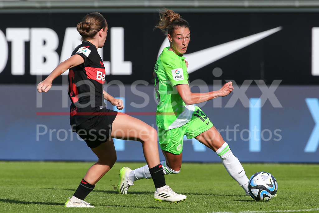 Fussball, Google Pixel Frauen-Bundesliga, VfL Wolfsburg - Bayer 04 Leverkusen | v.li.: Sofie Zdebel (Bayer 04 Leverkusen, 16) und Felicitas Rauch (VfL Wolfsburg, 13) im Zweikampf, Duell, Dynamik, Aktion, Action, Spielszene, DIE DFB-RICHTLINIEN UNTERSAGEN JEGLICHE NUTZUNG VON FOTOS ALS SEQUENZBILDER UND/ODER VIDEOÄHNLICHE FOTOSTRECKEN. DFB REGULATIONS PROHIBIT ANY USE OF PHOTOGRAPHS AS IMAGE SEQUENCES AND/OR QUASI-VIDEO.