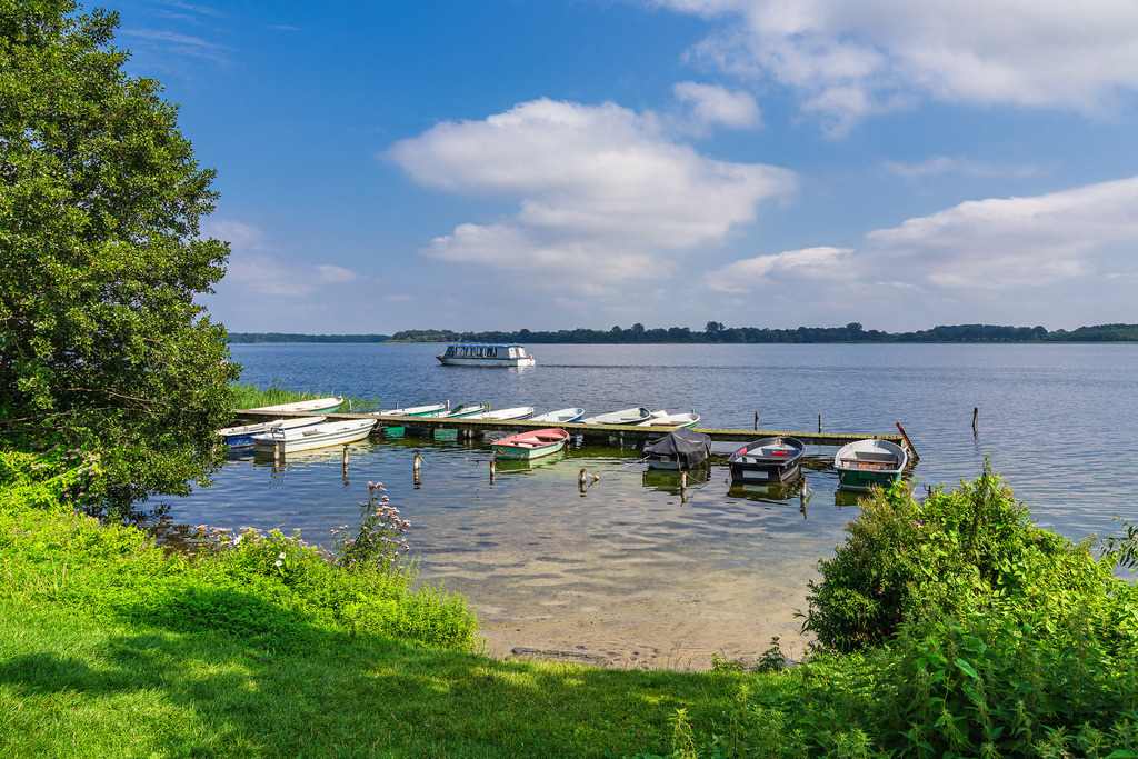 Blick auf Boote am Steg in der Stadt Zarrentin am Schaalsee | Blick auf Boote am Steg in der Stadt Zarrentin am Schaalsee.