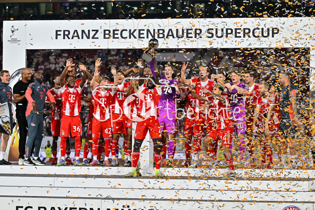 VfB Stuttgart - FC Bayern München | Franz Beckenbauer Supercup Sieger 2025 - FC Bayern München / Siegerfoto / Jubelfoto / Mannschaftsbild / Mannschaftsfoto / Franz-Beckenbauer Supercup: VfB Stuttgart - FC Bayern München; MHP Arena am 16.08.2025 / Manuel NEUER (FC Bayern Muenchen 1)