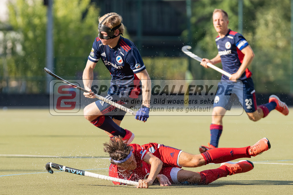 HK_20220903_109791 | 1. Bundesliga Herren Düsseldorfer HC - Mannheimer HC am 3.9.2022 DHC Düsseldorf, Düsseldorf , Linus Müller ( Mannheimer HC #10 ) , Hartkopf Lasse ( Düsseldorfer HC #6 ) am Boden