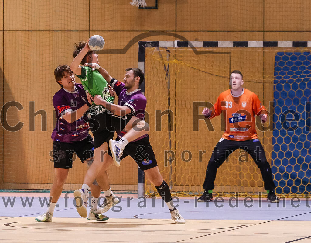 2025-03-15_004_SpVgg_Altenerding_gegen_TSV_Schleissheim | Erding, Deutschland, 15.03.2025:Handball, Bezirksoberliga Männer 2024 / 2025, 18. Spieltag, SpVgg Altenerding gegen TSV Schleißheim, Endergebnis: 32:27Kilian Jödecke (SpVgg Altenerding, #41), Lionel Sellier (TSV Schleissheim, #38), Simon Rüdiger (SpVgg Altenerding, #7), Torwart Ferdinand Mayer (SpVgg Altenerding, #33)Foto: Christian Riedel / fotografie-riedel.net