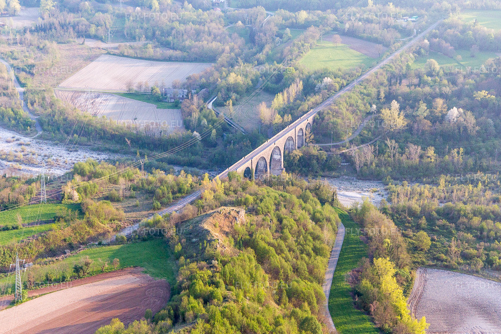 Vue aérienne: Viaduc de l'ouvrage d'art du pont ferroviaire pour les voies ferrées au-dessus du Torrente à Cavasso Nuovo dans le département Pordenone, Italie – .Photo: IMG_098927.jpg prise le 08/04/2017 par Werner Riehm/FLY-FOTO.eu – Résolution de l'original: 4958 x 3306 px