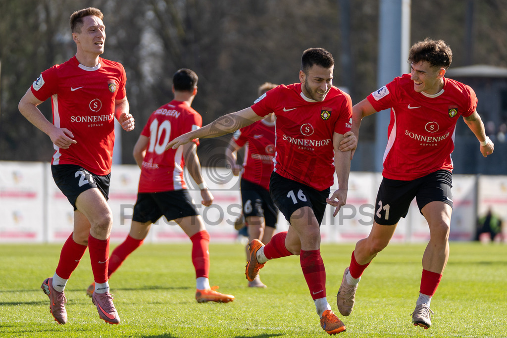 SG Sonnenhof Großaspach vs. KSV Hessen Kassel, Fussball, Regionalliga Südwest, 23. Spieltag, Saison 2025/2026, 07.03.2026 | Loris Maier (SG Sonnenhof Großaspach, #27), Marius Kunde (SG Sonnenhof Großaspach, #16) und Luca Damiano Molinari (SG Sonnenhof Großaspach, #21),SG Sonnenhof Großaspach vs. KSV Hessen Kassel, Fussball, Regionalliga Südwest, 23. Spieltag, Saison 2025/2026, 07.03.2026Foto: photosbyphips/Philip Ziegler