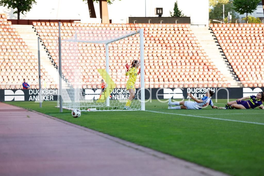 GC Zürich vs FC Zürich - AXA Women’s Super League Playoffs - Stadion Letzigrund | RIANA GMÜR of FC Zürich, LUANA BÜRGE of FC Zürich and EMANUELA PFISTER of Grasshopper Club Zürich during the AXA Women’s Super League Playoffs quarter-final second leg between GC Zürich and FC Zürich at Stadion Letzigrund, Zurich, Switzerland. - Realisiert mit Pictrs.com