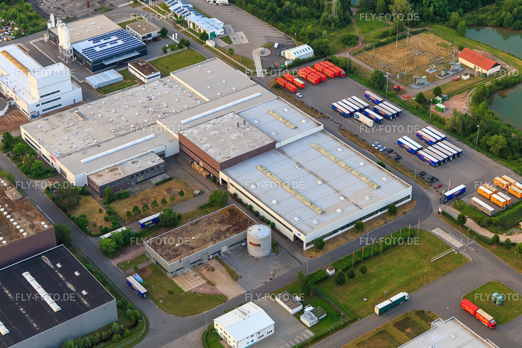 K2 Verpackungen GmbH & Co. KG https://www.zier-verpackungen.de/ | Luftbild: K2 Verpackungen GmbH & Co. KG https://www.zier-verpackungen.de/ in Offenbach an der Queich im Bundesland Rheinland-Pfalz in Deutschland. Foto: IMG_100617.jpg vom 01.06.2017 durch Werner Riehm/FLY-FOTO.de - Realisiert mit Pictrs.com
