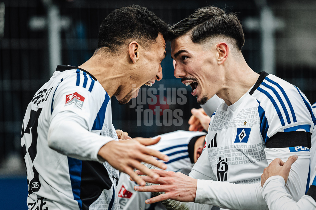 Fußball | Männer | Saison 2024/2025 | 2. Fußball-Bundesliga | 17. Spieltag | Hamburger SV vs. SpVgg Greuther Fürth | 21.12.2024 | v.l. Torjubel bei Davie Selke (#27, HSV) und Dennis Hadzikadunic (#5, HSV)