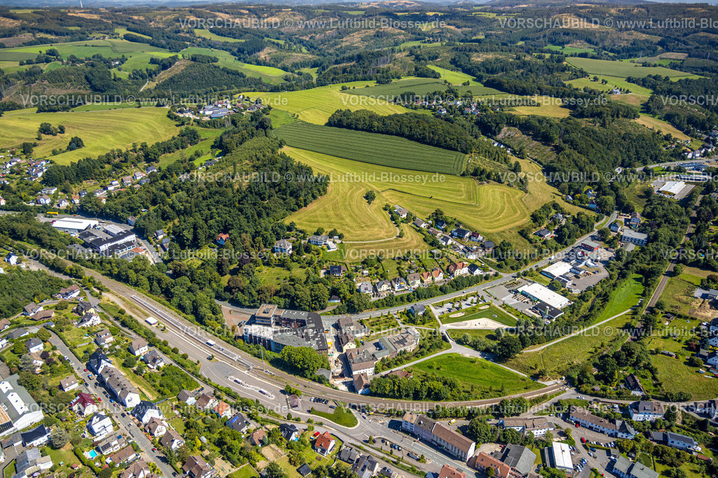 Kierspe250812936 | Luftbild, Bahnhof mit Bahnsteig und Busbahnhof ZOB, VolmeFreizeitPark, Hügellandschaft mit Wiesen und Felder, Kierspe Bahnhof, Kierspe, Sauerland, Nordrhein-Westfalen, Deutschland