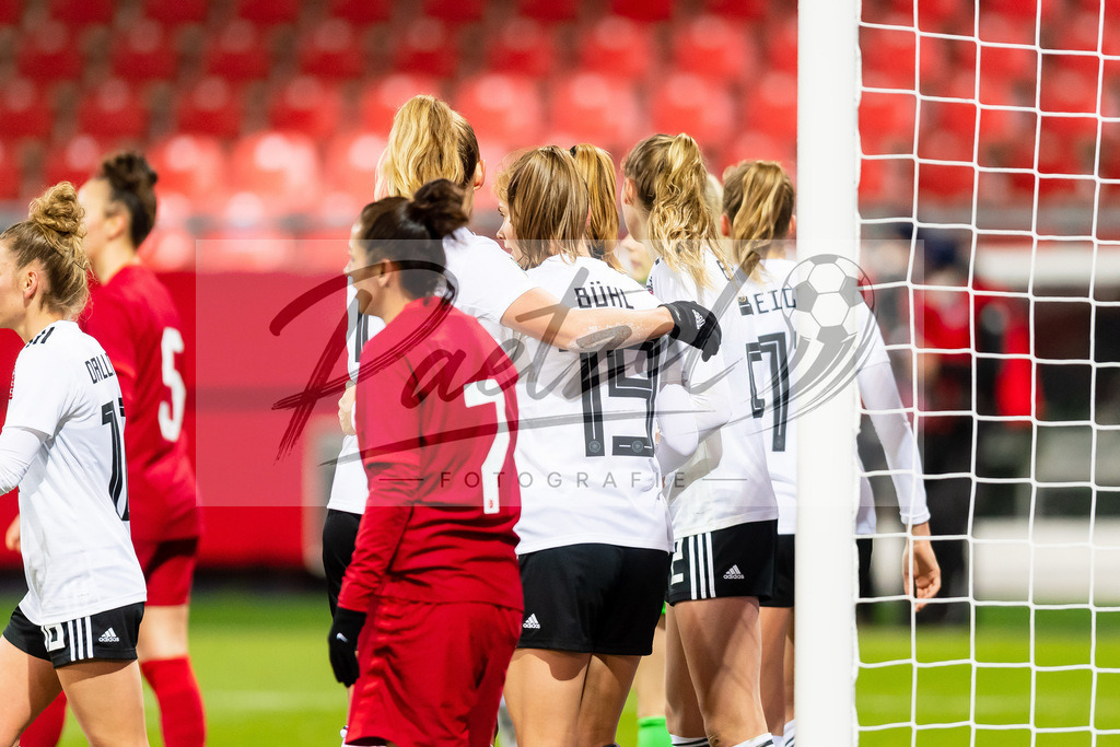 GERTUR20211126_063 | Fussball, Frauen: Sjoeke Nuesken (Germany) Torjubel, jubelt mit ihrem Mannschaft nach dem Treffer zum 7:0 bei dem Spiel der WM-Qualifikation zwischen Deutschland und Tuerkei im Eintracht-Stadion am 26.11.2021 in Braunschweig, Deutschland. - Realisiert mit Pictrs.com