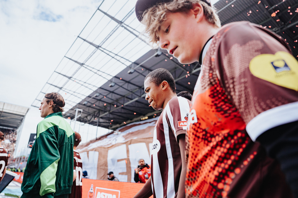 HEV08632 | Der offizielle Shop für FC St. Pauli Fotos. Wähle aus Spielszenen & Fanmomenten dein FCSP Wunschformat. Wir liefern Millerntor-Atmosphäre.