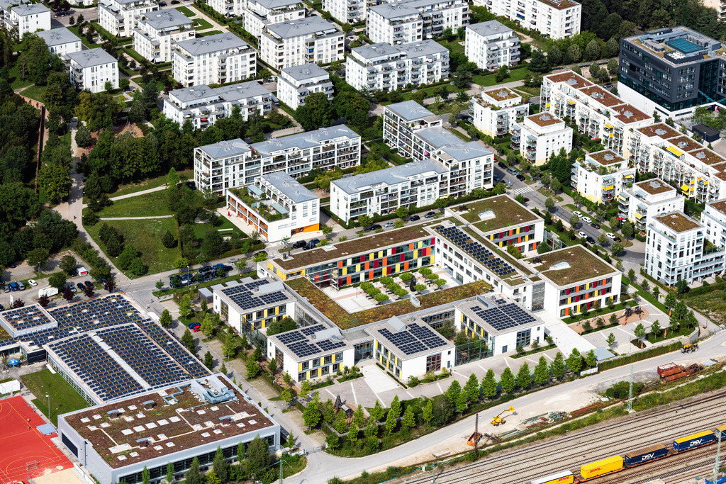 dr__0071886.jpg | MüNCHEN 12.08.2021 Schulgebäude der Städtische Grundschule mit Tagesheim an der Margarethe-Danzi-Straße im Ortsteil Neuhausen-Nymphenburg in München im Bundesland Bayern, Deutschland. Weiterführende Informationen bei: DU DIEDERICHS & PARTNER GMBH,  Köhler Architekten + Beratende Ingenieure GmbH. // School building of the "Staedtische Grundschule" on Margarethe-Danzi-Strasse in the district Neuhausen-Nymphenburg in Munich in the state Bavaria, Germany. Further information at: DU DIEDERICHS & PARTNER GMBH,  Koehler Architekten + Beratende Ingenieure GmbH. Foto: Daniel Reiter