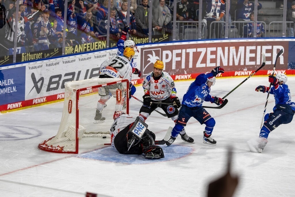 DEL, Deutsche Eishockey Liga Saison 2025/26, 24. Spieltag: Adler Mannheim gegen Fischtown Pinguins Bremerhaven | DEL, Deutsche Eishockey Liga Saison 2025/26, 24. Spieltag: Adler Mannheim gegen Fischtown Pinguins Bremerhaven - Realisiert mit Pictrs.com