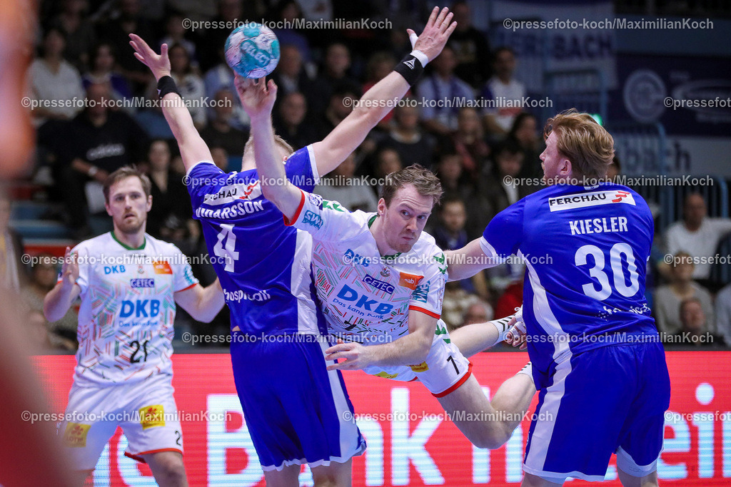 Gum1HBL02032401021 | 02.03.2024, Gummersbach, Handball, Liqui Moly Bundesliga, Schwalbe-Arena, VfL Gummersbach - SC Magdeburg: Felix Claar (SC Magdeburg) behauptet sich gegen Ellidi Snaer Vidarsson (VfL Gummersbach) und Tom Kiesler (VfL Gummersbach)