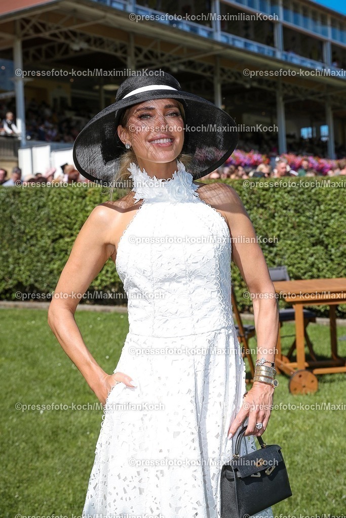 BBmx31082501050 | 2025.08.31, Promis beim Renntag auf der Galopprennbahn Baden-Baden in Iffezheim. Die Gäste genießen die elegante Atmosphäre beim Pferderennen. Sylvie Meis (Model und Markenbotschafterin des Casino Baden-Baden) 