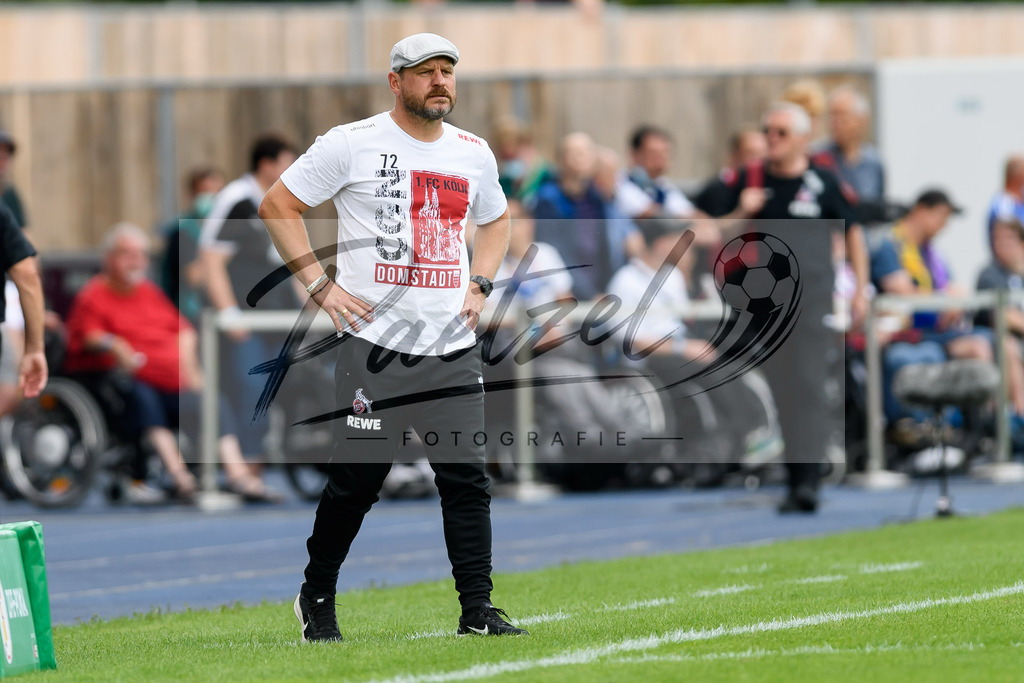 JENKOE20210808_031 | Fussball, Herren: Trainer Steffen Baumgart (1. FC Koeln) schaut beim Spiel der 1. Runde im DFB-Pokal zwischen FC Carl Zeiss Jena und 1. FC Koeln im Ernst-Abbe-Sportfeld am 08.08.2021 in Jena, Deutschland.DFB / DFL REGULATIONS PROHIBIT ANY USE OF PHOTOGRAPHS AS IMAGE SEQUENCES AND/OR QUASI-VIDEO. - Realisiert mit Pictrs.com