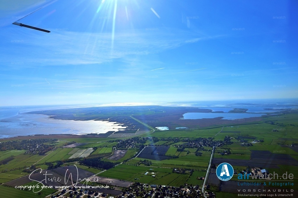 Luftbilder Hattstedtermarsch, Nordstrand | Nordstrand ist eine eingedeichte Halbinsel im Kreis Nordfriesland in Schleswig-Holstein, die vor Husum im Nationalpark Schleswig-Holsteinisches Wattenmeer liegt und seit 1987 eine Halbinsel ist, da sie durch den Beltringharder Koog von drei Seiten vom Meer umgeben ist.