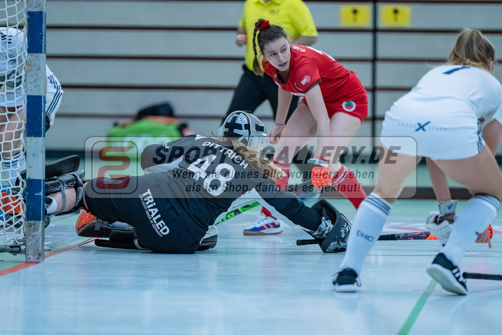 HK_20231217_107667 | 1. Bundesliga Damen Crefelder HC - Düsseldorfer HC  am 17.12.2023 Sporthalle Glockenspitz, Krefeld , Lotta Dittrich ( Crefelder HTC ) , Causin Anna-Sopie ( Crefelder HTC #20 )