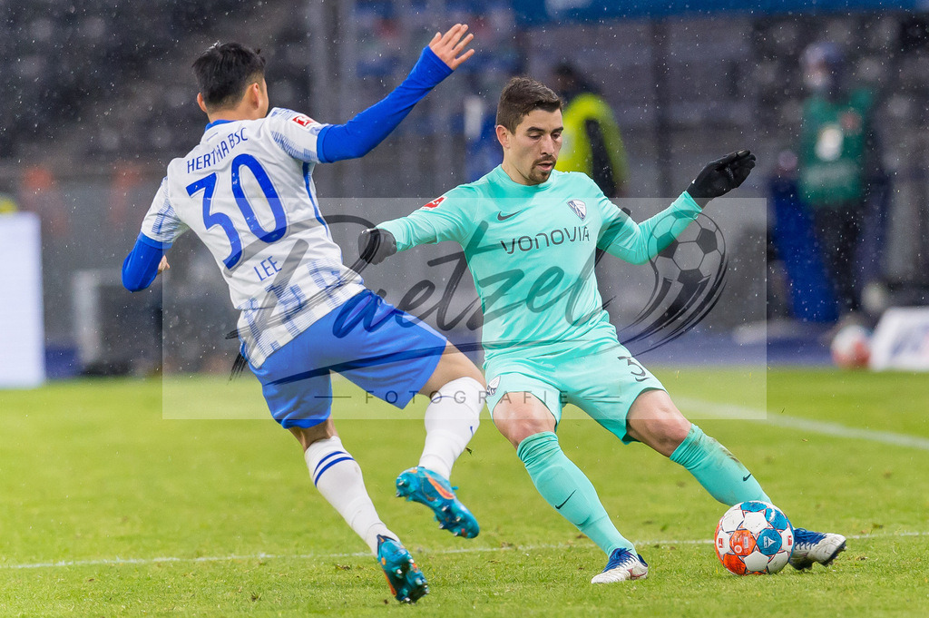 HERBOC20220204_050 | Fussball, Herren: Dong-jun Lee (Hertha BSC) und Danilo Soares (VfL Bochum) im Zweikampf bei dem Spiel der 1. Bundesliga zwischen Hertha BSC und VfL Bochum im Olypiastadion am 04.02.2022 in Berlin, Deutschland.DFB / DFL REGULATIONS PROHIBIT ANY USE OF PHOTOGRAPHS AS IMAGE SEQUENCES AND/OR QUASI-VIDEO. - Realisiert mit Pictrs.com