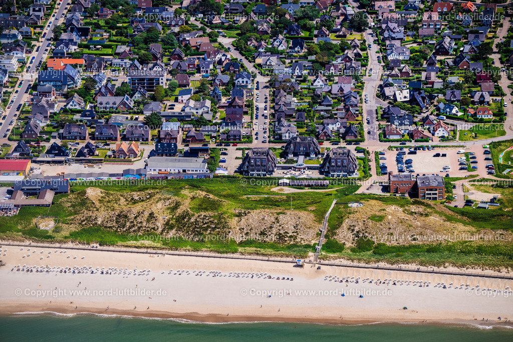 Sylt_Westerland_Strand_Dorint_Strandresort_Spa_ELS_4456130625 | SYLT 13.06.2025 Sandstrand- Landschaft und Promenade mit dem " Dorint Resort Hotel " entlang des Küsten- Verlaufes im Ortsteil Westerland auf Sylt auf der Insel Sylt im Bundesland Schleswig-Holstein, Deutschland. // Sandy beach landscape and promenade with the "Dorint Resort Hotel" along the coast in the district of Westerland on Sylt on the island of Sylt in the federal state of Schleswig-Holstein, Germany. Foto: Martin Elsen