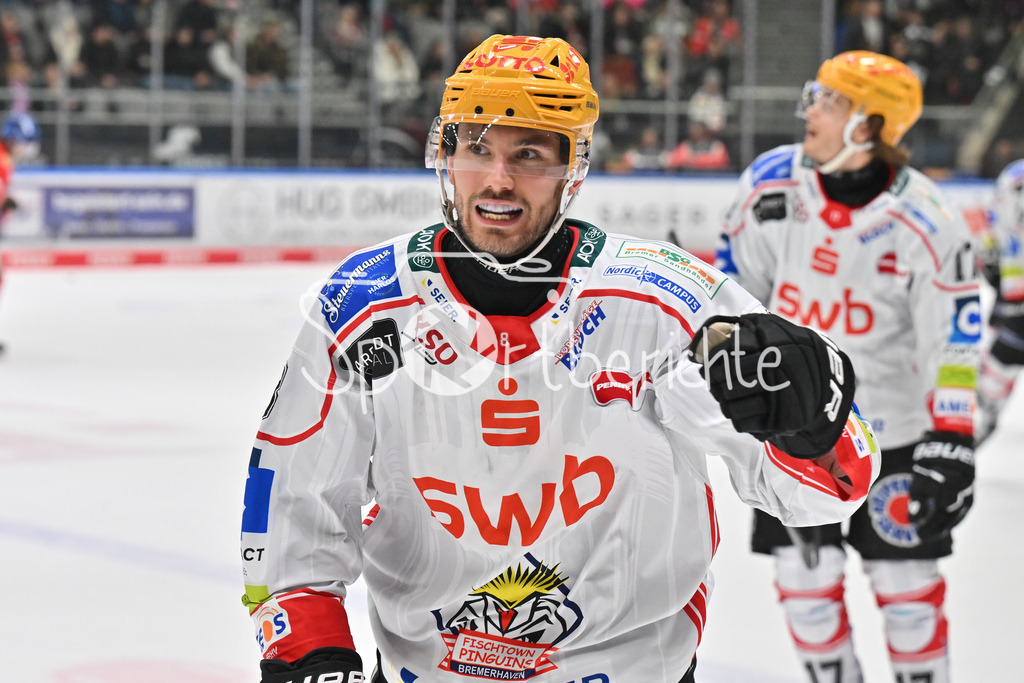 Augsburger Panther - Fischtown Bremerhaven | AUGSBURG, GERMANY - 25. JANUARY: Jubel der Gäste nach dem Siegtreffer zum 2-1 durch Nino KINDER (Fischtown Pinguins 8) / Tor / Torschuetze / Freude / Happy während dem Match zwischen den Augsburger Panthern und den Fischtown Pinguins am 43. Spieltag der Penny DEL im Curt Frenzel Stadion