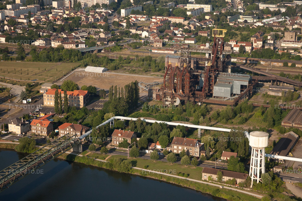 Luftbild: Veranstaltungshalle U4 - Blast Furnace Park auf ehemaligem Hochofengelände am Ufer der Mosel in Uckange im Bundesland Moselle in Frankreich. Foto: IMG_29546.jpg vom 27.06.2010 durch Werner Riehm/FLY-FOTO.de