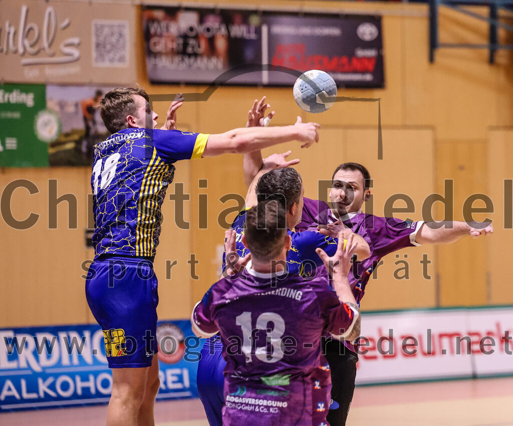 2024-12-14_105_SpVgg_Altenerding_gegen_MTV_Pfaffenhofen | Erding, Deutschland, 14.12.2024:Handball, Bezirksoberliga Männer 2024 / 2025, 10. Spieltag, SpVgg Altenerding gegen MTV Pfaffenhofen, Endergebnis: 32:30Florian Ostler (MTV Pfaffenhofen, #18), Simon Rüdiger (SpVgg Altenerding, #7)Foto: Christian Riedel / fotografie-riedel.net