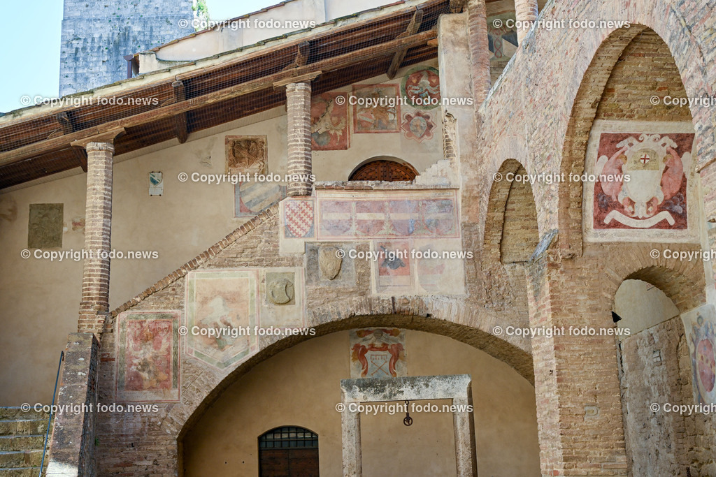 Italien_ Toskana_ San Gimignano_ 31.05.2024-56 | 31.05.2024, Italien, ITA, Toskana, San Gimignano im Bild Stadtansichten Gebäude, Architektur, Touristen, Historisch, Souvenir, Ansichten der berühmten Stadt San Gimignano in der Toskana-Italien - View of the famous town San Gimignano in Tuscany-ItalySan Gimignano ist eine italienische Kleinstadt in der Toskana mit einem mittelalterlichen Stadtkern. San Gimignano wird auch die Stadt der Türme genannt. Die Stadt liegt in der Provinz Siena. Sie gehört neben Florenz, Siena und Pisa zu den von Touristen meist besuchten Zielen in der Toskana.