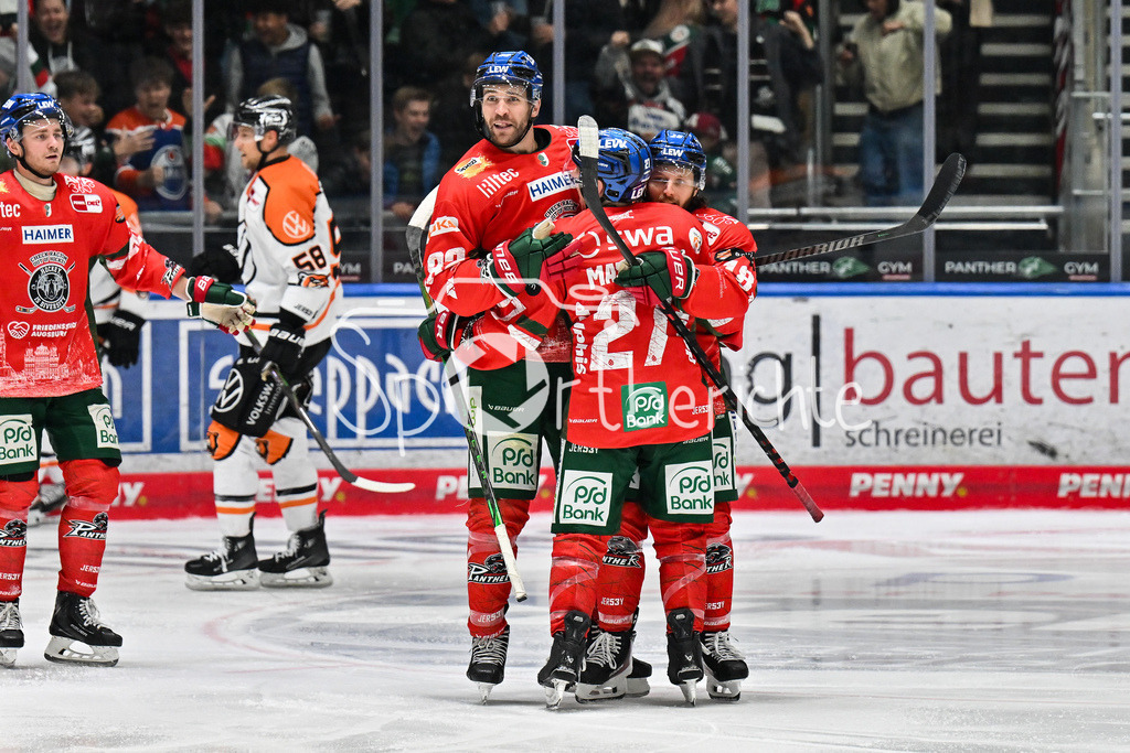 Augsburger Panther - Grizzlys Wolfsburg | Jubel der Panther nach dem Treffer zum 1-0 durach Alexandre GRENIER (Augsburger Panther 82) / Tor / Torschuetze / Freude / Happy / DEL: Augsburger Panther - Grizzlys Wolfsburg; Curt Frenzel Stadion am 10.10.2025