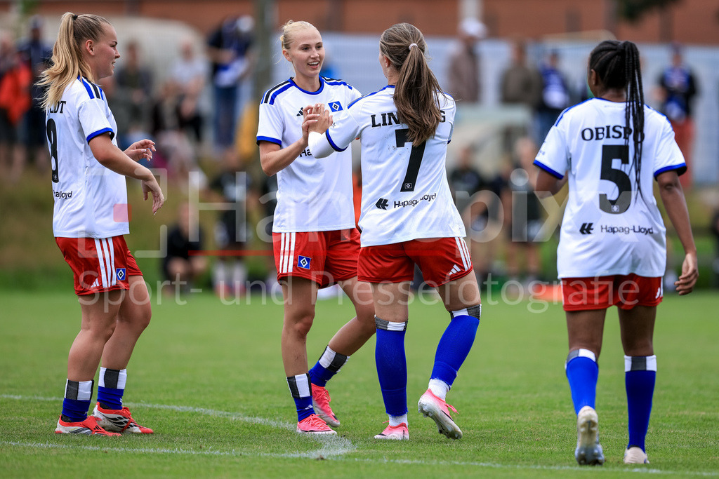 Fussball, Testspiel Frauen, Hamburger SV - Odense BK | Spielerinnen vom Hamburger SV, HSV mit Torjubel, Jubel, jubeln, jubelt, optimistisch, Spielszene, Highlight, Freude über das Tor