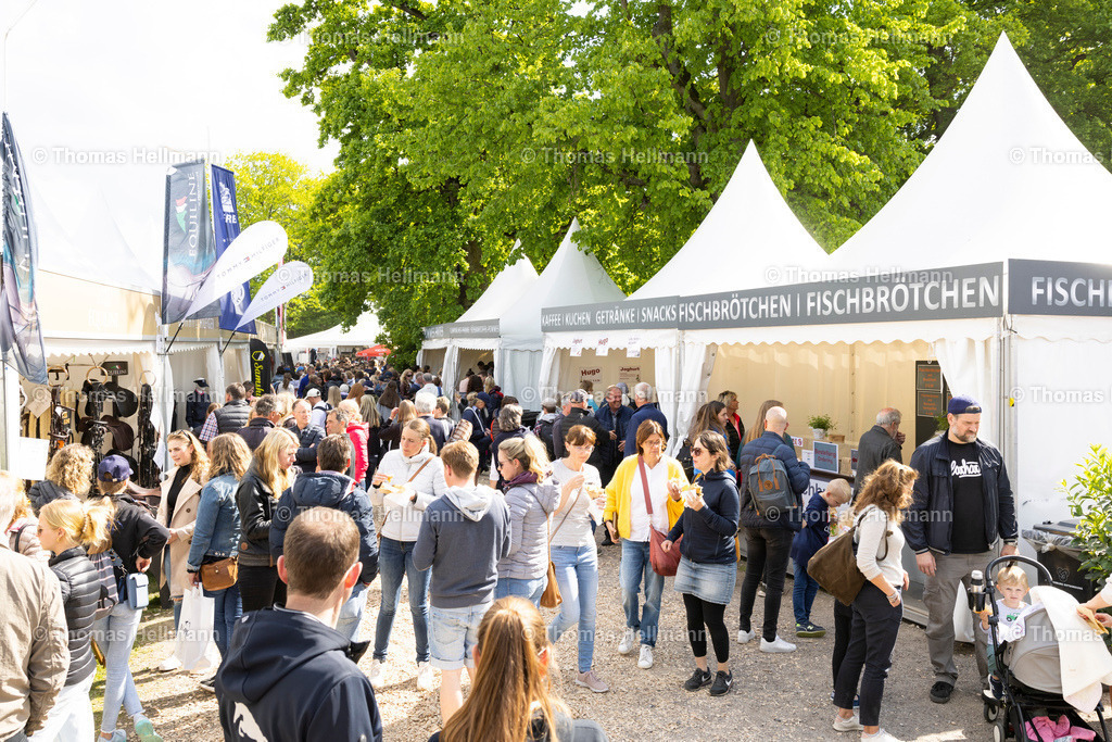 TH_Ausstellung_ Massen_8222 | Deutsches Spring- und Dressur-Derby 2023 am 19.05.23 in Hamburg, Derby Platz Klein Flottbek, Thomas Hellmann, _H_R4635