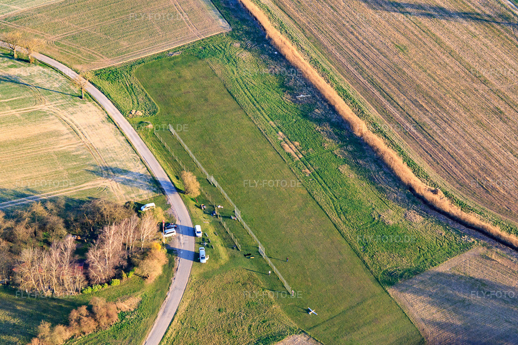 Luftbild: Modellflugplatz des MFC Bad Bergzabern in Oberotterbach im Bundesland Rheinland-Pfalz in Deutschland. – Foto: IMG_145634.jpg vom 19.03.2025 durch Werner Riehm/FLY-FOTO.de – Auflösung des Originals: 3995 x 2663 px – MFC Bad Bergzabern e. V