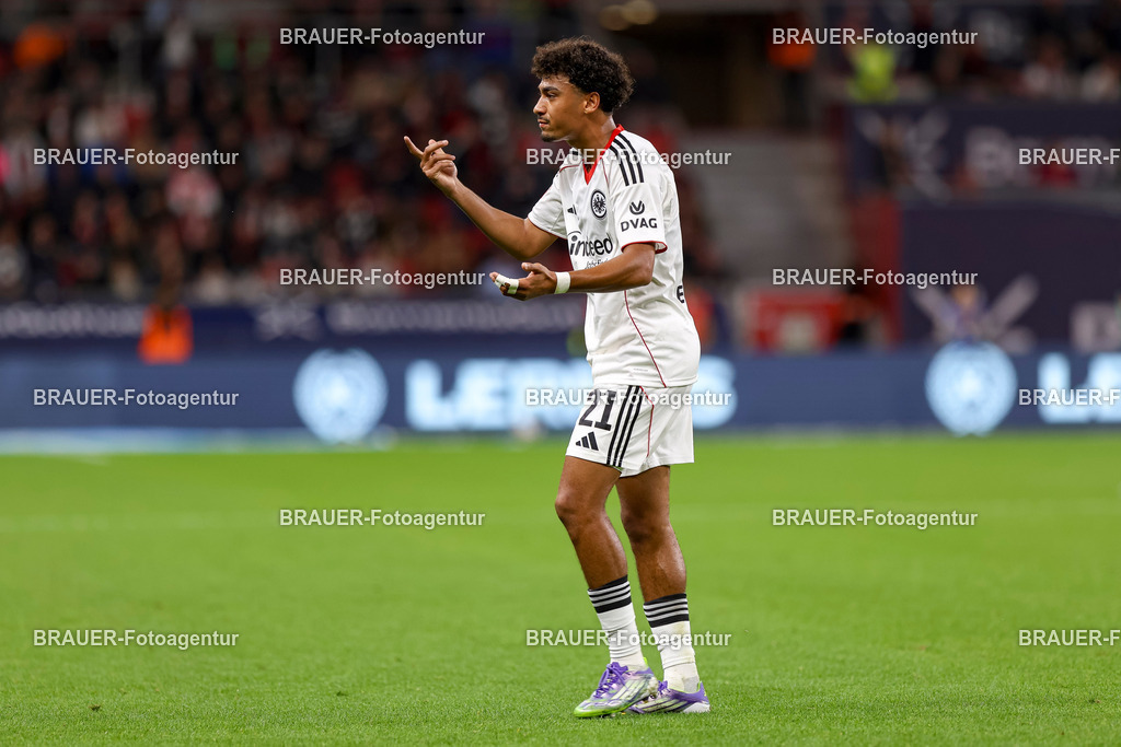 Bayer 04 Leverkusen vs Eintracht Frankfurt - Bundesliga  | Leverkusen, Deutschland, 12.09.25:   Nathaniel Brown (Eintracht Frankfurt) gestikuliert, Gestik waehrend des Spiels der Bundesliga zwischen  Bayer 04 Leverkusen vs Eintracht Frankfurt in der BayArena(Foto von Brauer-Fotoagentur / Adrian Schlueter)