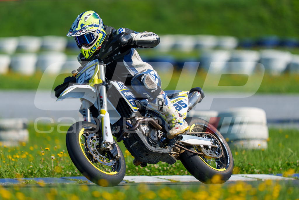 SuperMoto_Staatsmeisterschaft_Greinbach_100 | GRIPcapture steht für authentische Sportfotografie in Österreich – für Momente, die mehr sind als Geschwindigkeit oder Ergebnis. Es geht um Emotion, Spannung, Fokus und den Augenblick, der oft nur einen Wimpernschlag dauert.Ob Motorsport, Teamsport oder 